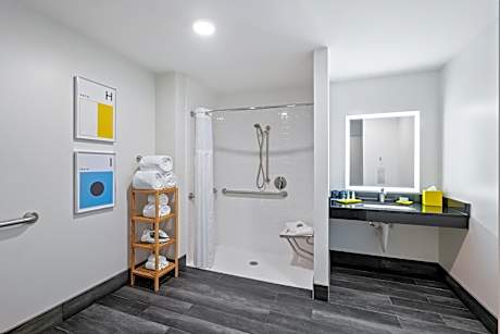 Standard Queen Room with Two Queen Beds and Roll-In Shower - Mobility Access