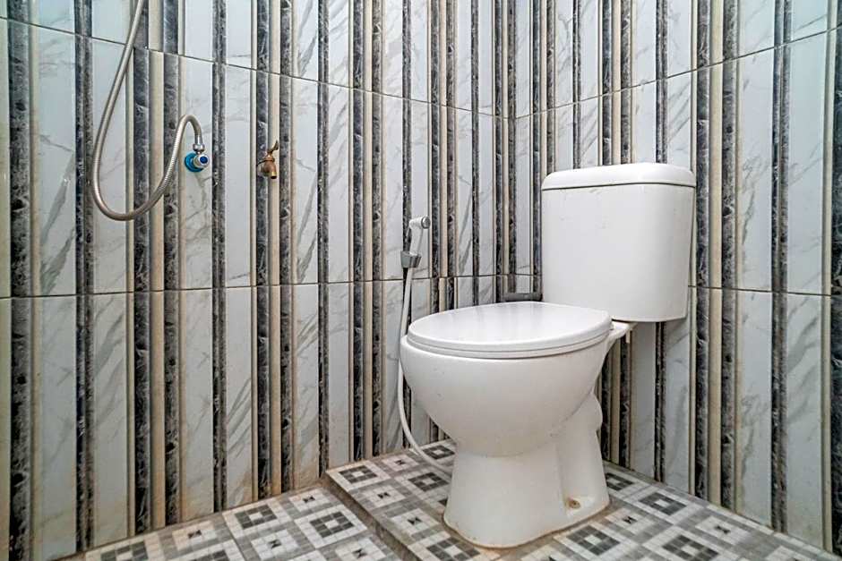 RedDoorz At Villa Akbar 3