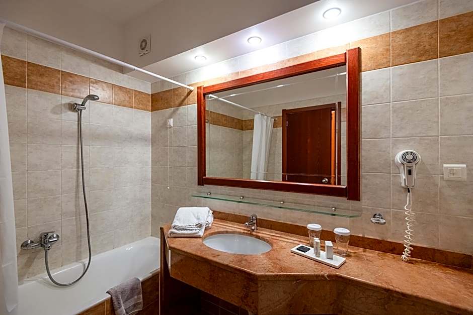 Crithoni's Paradise Hotel