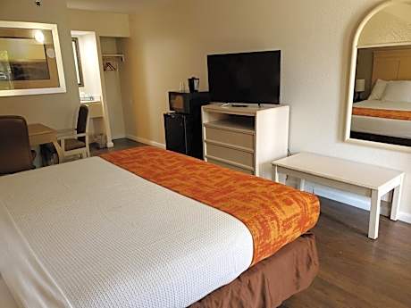 King Bed Exterior Hall - 1st Floor