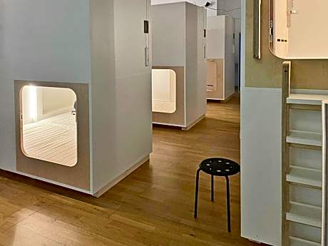 Kingsize Capsule with Shared Bathroom