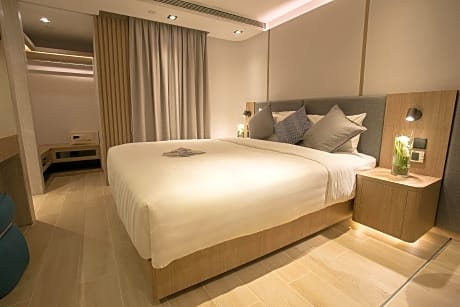 Superior Suite (Queen Bed)