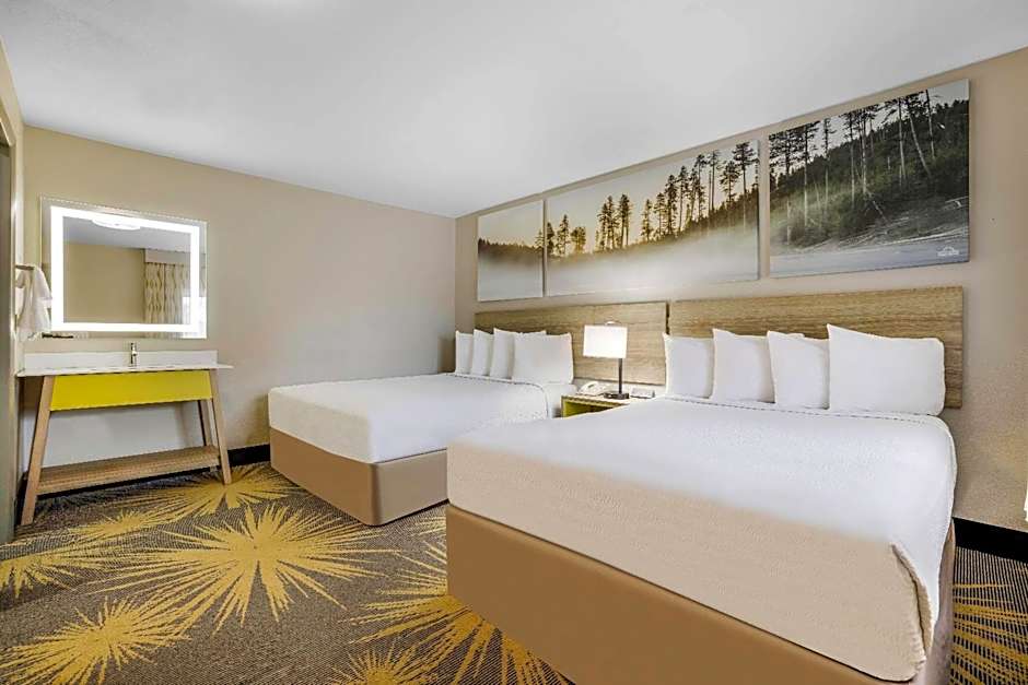 Photo 1 of 5 of 1 Queen Bed and 1 Double Bed, 2nd Floor
