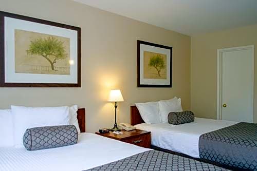 Travelodge by Wyndham Vancouver Lions Gate