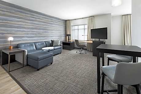 King Studio with Sofa Bed and Adapted Tub - Mobility Accessible