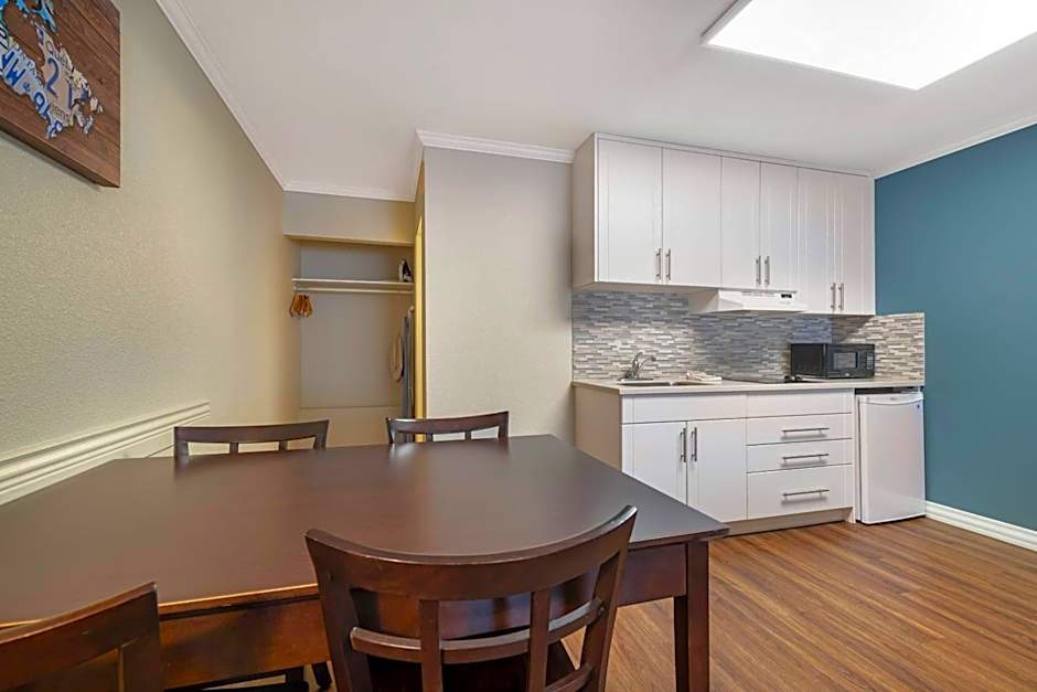 Econo Lodge Inn & Suites