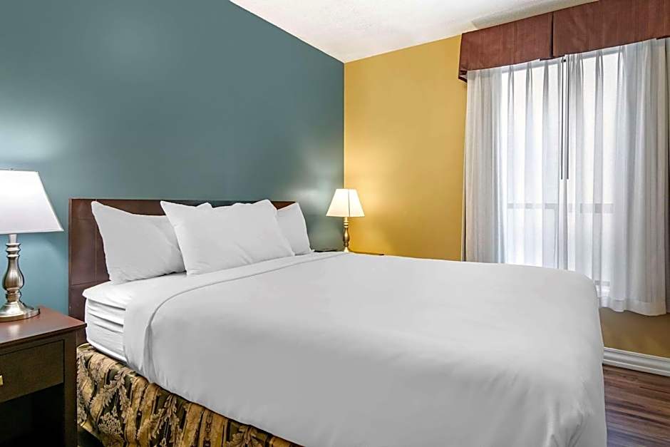 Econo Lodge Inn & Suites