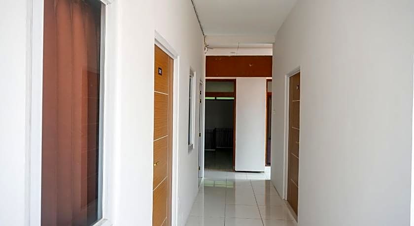 RedDoorz near Kawasan Simpang Lima Area