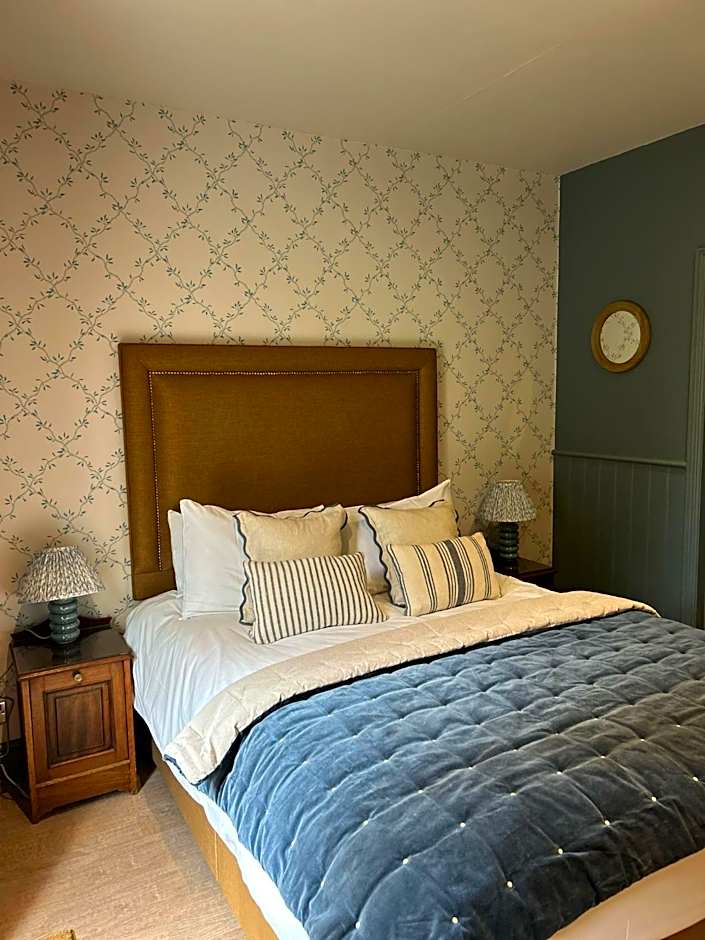 Ravenwood Hall Hotel