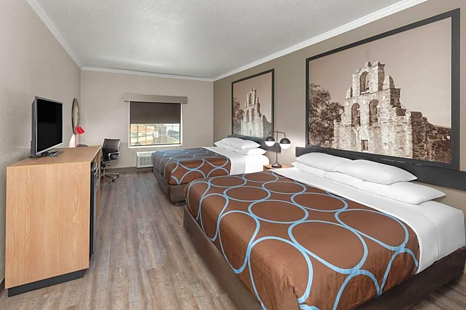 Super 8 by Wyndham San Antonio/Alamodome Area