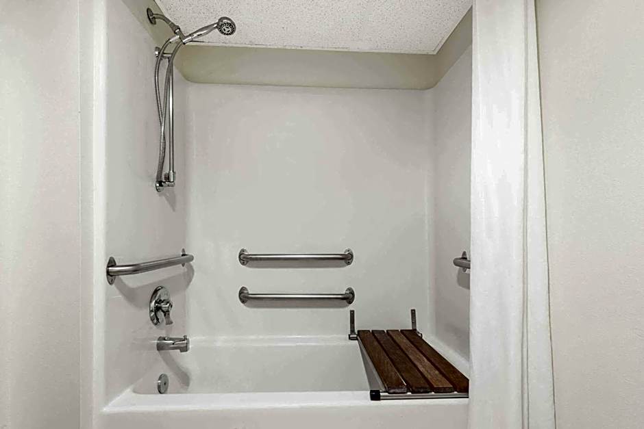 Super 8 by Wyndham Smithville/Kansas City