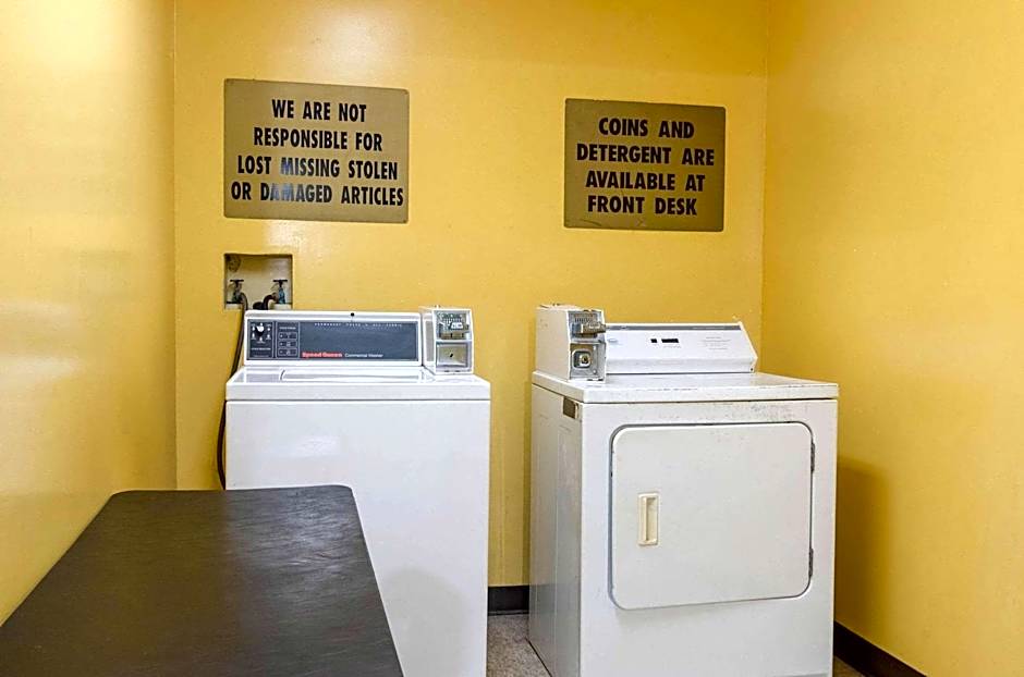 Econo Lodge Inn & Suites Gulfport Airport