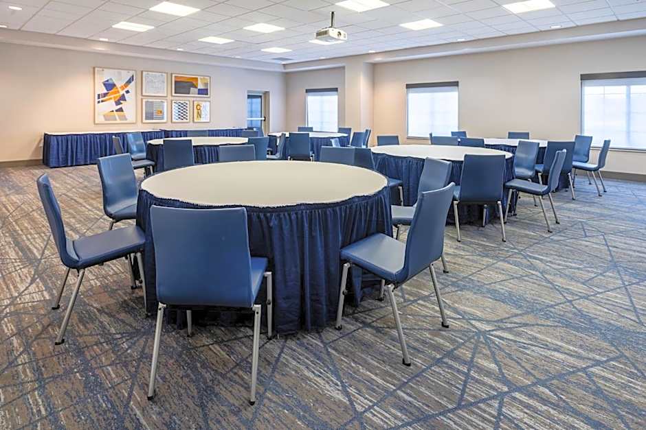 Holiday Inn Express & Suites Columbus at Northlake By IHG