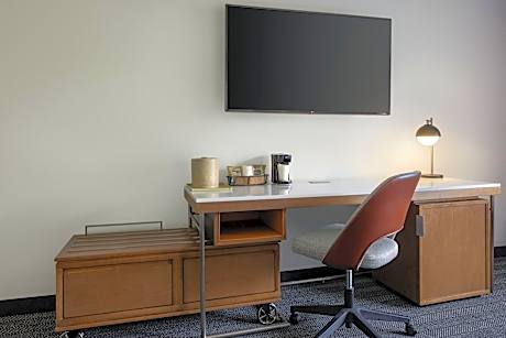 Room, 1 King Bed (Mobility/Hearing Access, Roll-in Shwr) (1 King Bed)