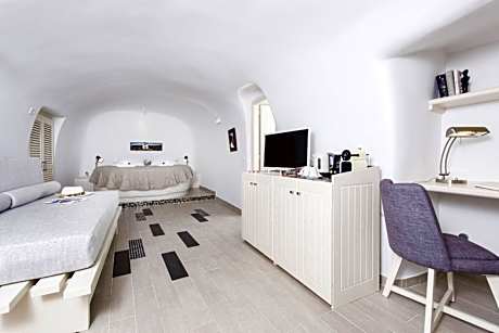 Passion Suite with Hot Tub and Caldera View