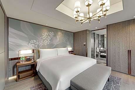 King One Bedroom Deluxe Suite With Balcony