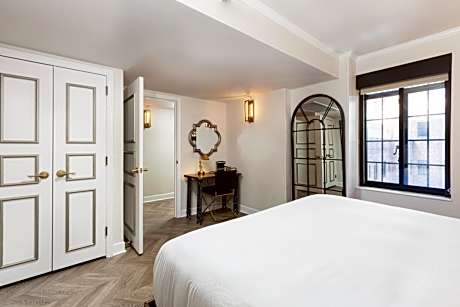 Luxe One Bedroom King Balcony Suite