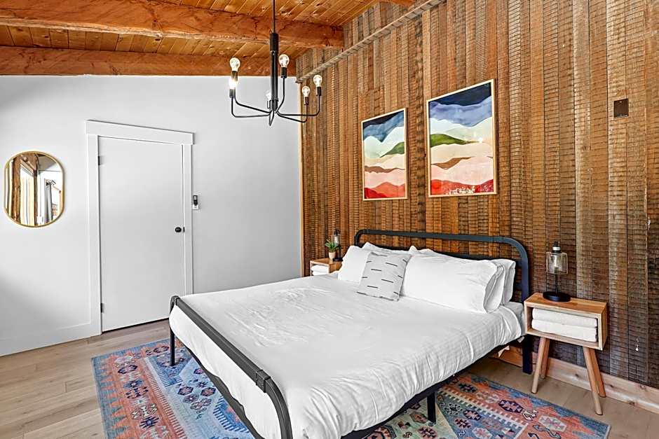 Basecamp Lodge