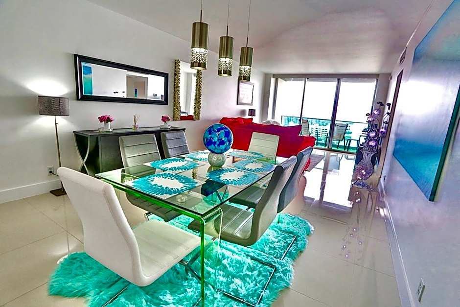 Beautiful penthouse condo with stunning views of both ocean and city