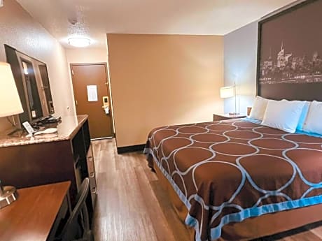 1 King Bed Non-Smoking