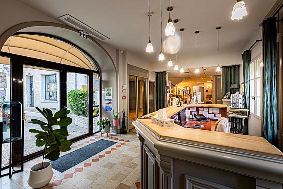 Logis Hostellerie des Clos et restaurant Bistrot des grands crus et Maison de la tour Chablis