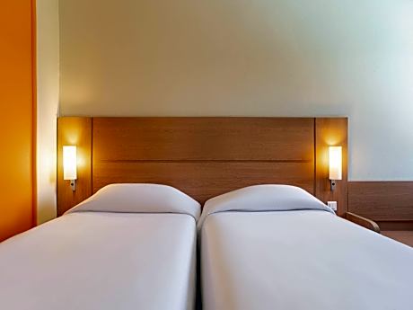 Standard Room With 2 Single Beds