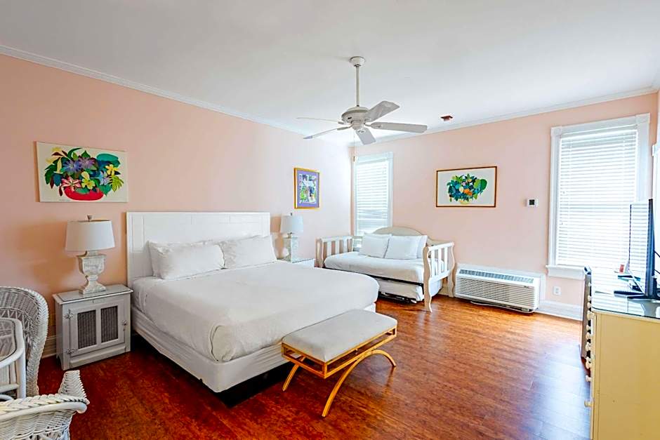 King Suite at Curry Mansion with Heated Pool!