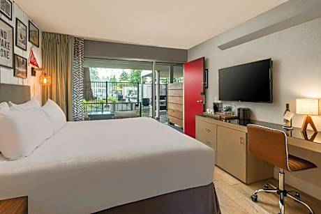 Cozy King Room - Hearing Accessible