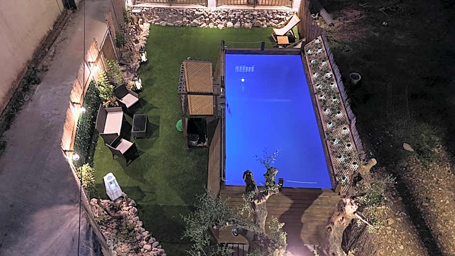 Royal Jelly Suites - Renovated Suites with Pool Just 5 Minutes walk from the Beach By Villa Mana Gers