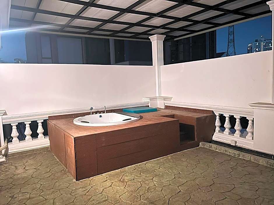 V20 Boutique Jacuzzi Hotel