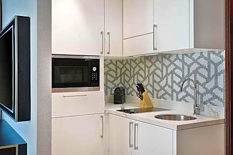 King Deluxe Studio, High Floor With Balcony