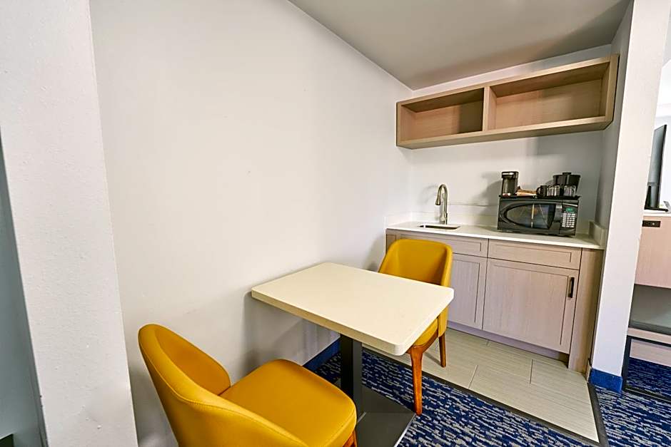 All Seasons Inn & Suites