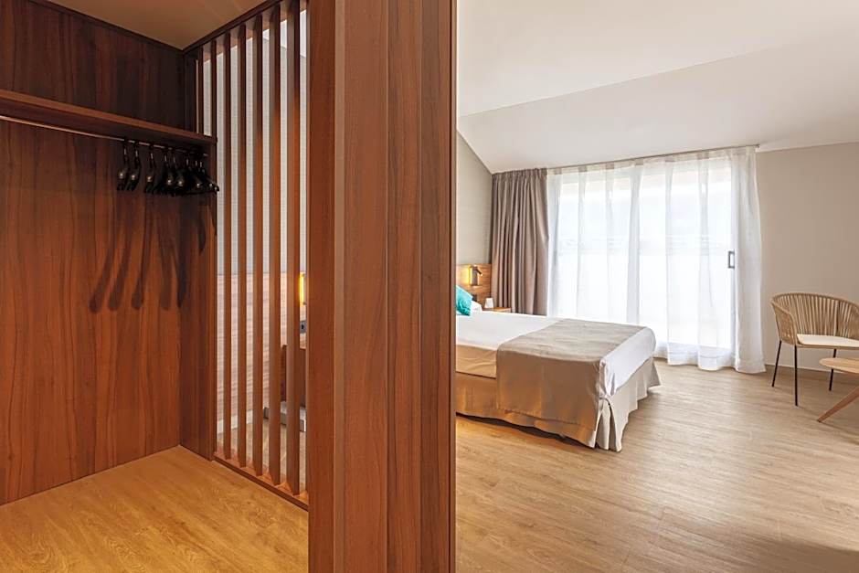 DWO Sirius - Adults Only