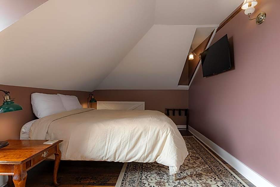 The NuWray Hotel & Carriage House