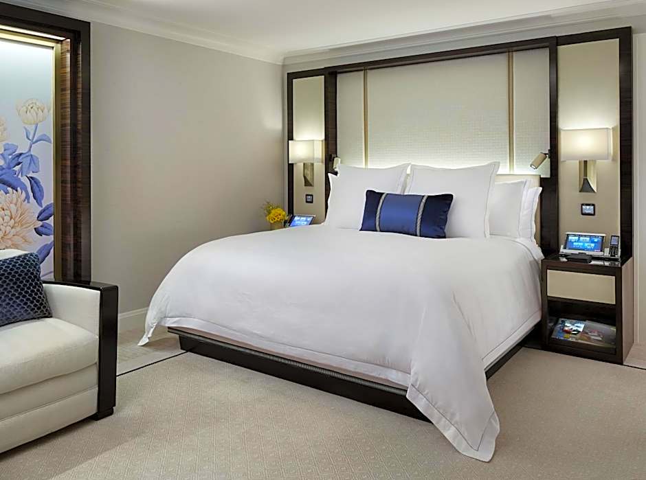 Photo 1 of 6 of Grand Premier 1 King Bed