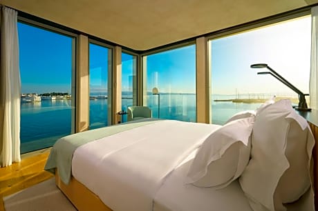 Premium King Room with Sea View – Corner 