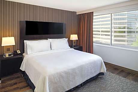 Corner King Suite with Mobility Accessible Tub