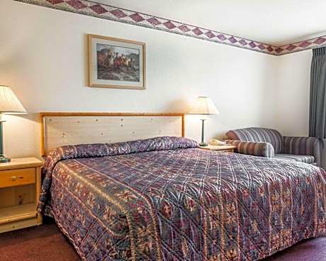 1 King Bed, Nonsmoking