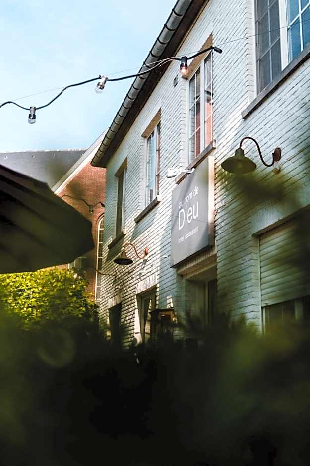 Hotel Au Nom De Dieu