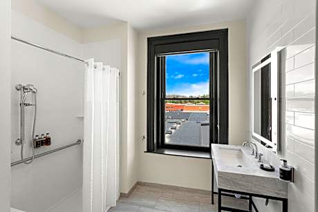 Queen Room with Tub - Disability Access/Non Smoking/Interior Hall