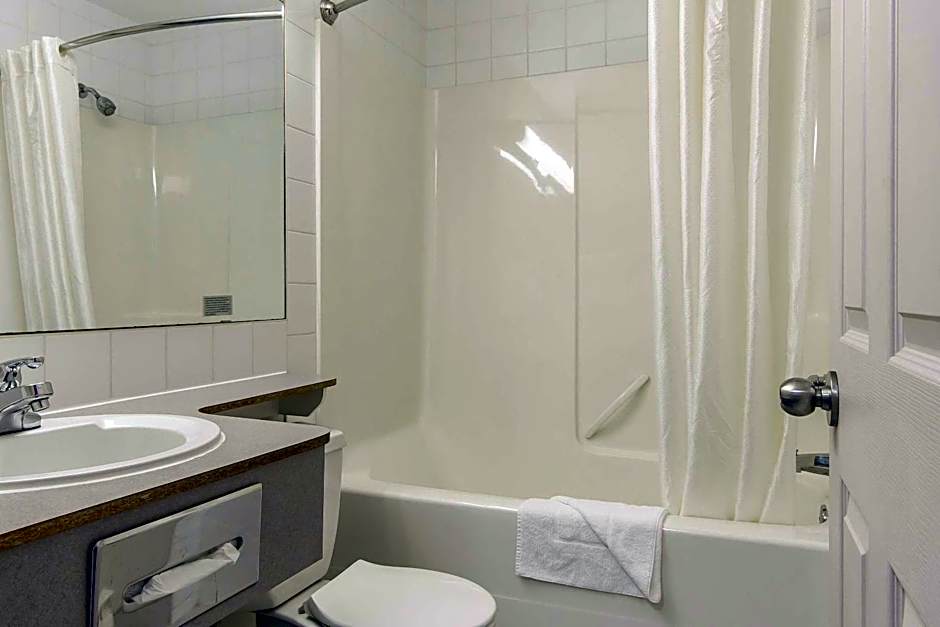 Econo Lodge And Suites