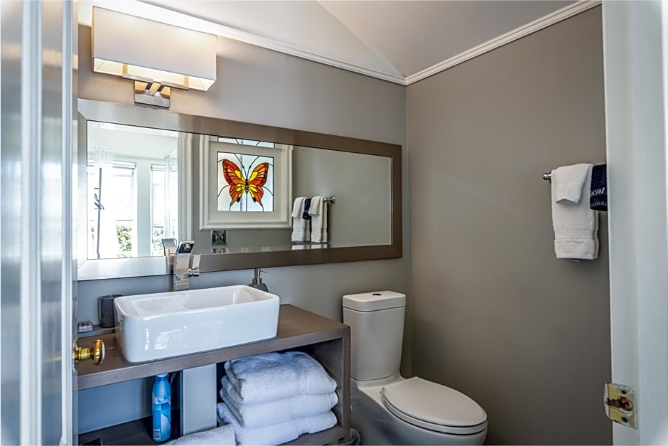 Nantucket Whale Inn, Half Moon Bay
