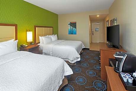 Queen Room with Two Queen Beds and Sea View