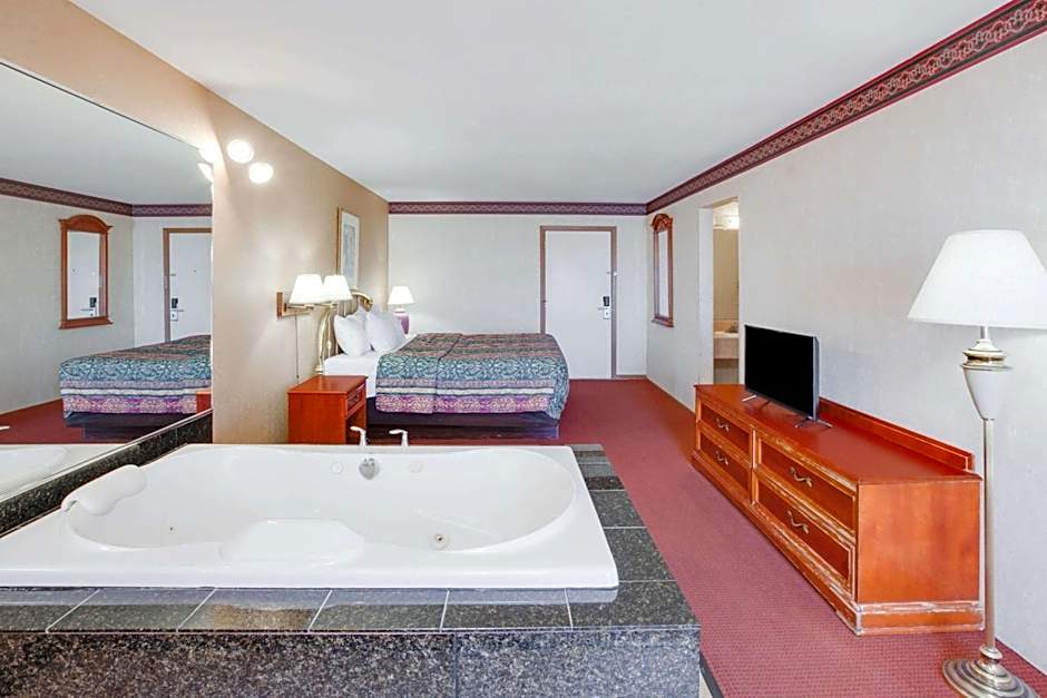 Super 8 by Wyndham Mackinaw City/Beachfront Area