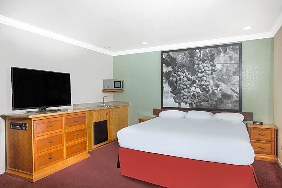 Upper Lake Inn & Suites