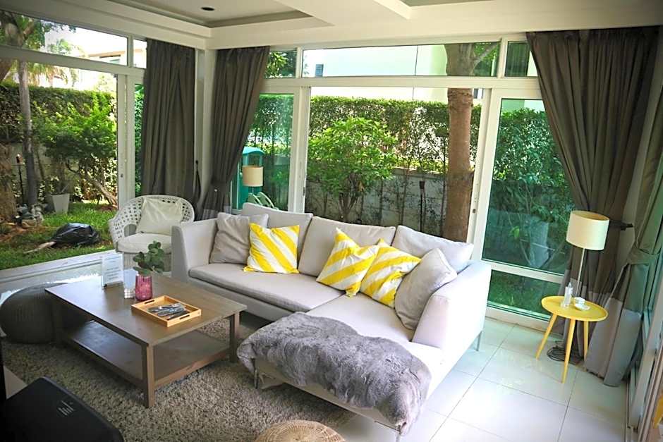 PoolVillaPattaya next to the sea