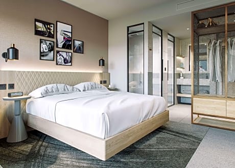 Family Connecting Track Facing With Balcony