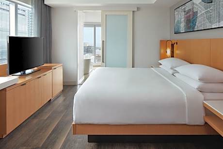 Corner King Room with Deep Soaking Bathtub