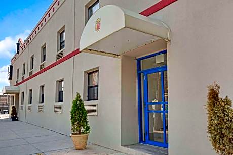 Super 8 by Wyndham Long Island City LGA Hotel