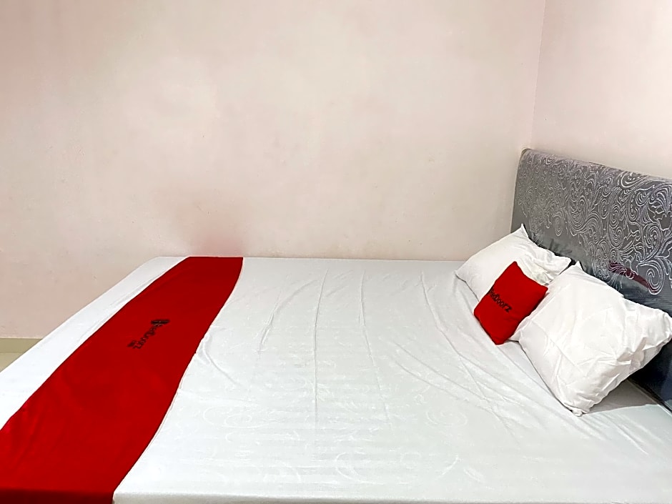 RedDoorz @ Homestay Madu Makassar